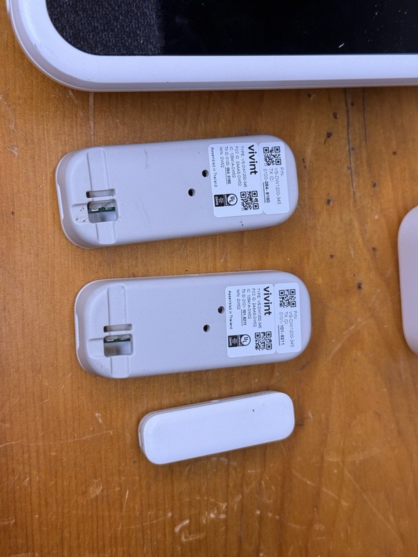 Vivint Outdoor Camera Pro Gen 2 WHT Spotlight W/ WiFi Bridge & Screen Not Tested gallery
