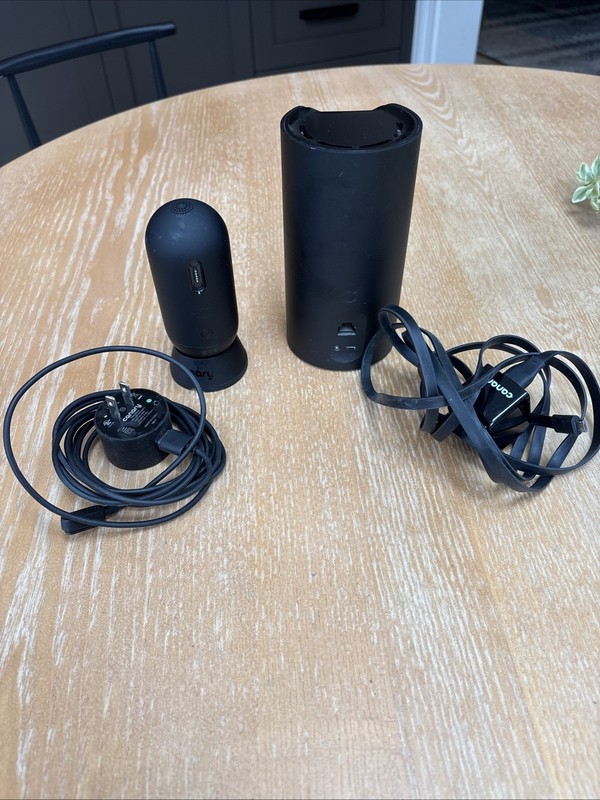 Canary Camera Indoor/Outdoor Bundle With Chargers Black - Working gallery
