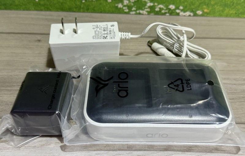 Arlo Dual Battery Charger for Ultra, Ultra 2, Pro 3/4 Cameras & 1 OEM Battery