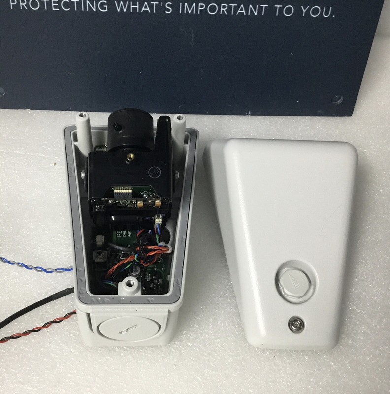 Pelco IS210-CHV9 Security Color Camera 3-9.5mm 540TVL CCTV Surveillance TESTED! gallery