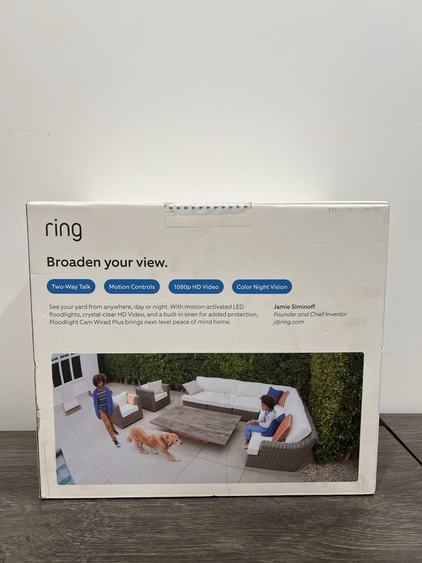 Ring Floodlight Cam Wired Plus, motion-activated 1080p HD video gallery