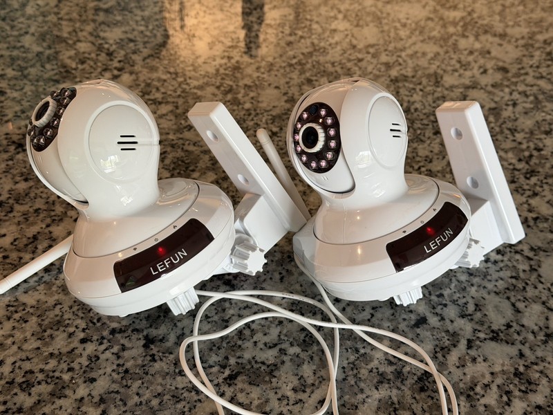 Set of 2 LeFun Wifi Home Security Cameras - FL 368 Model - No box gallery