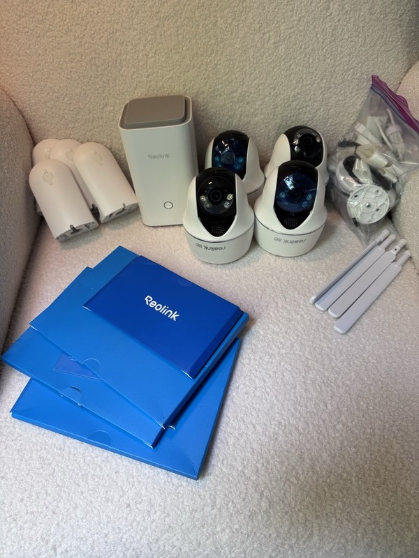 Reolink Argus 4 Pro 4K Wireless Wi-Fi Security System 4 Cameras + Hub