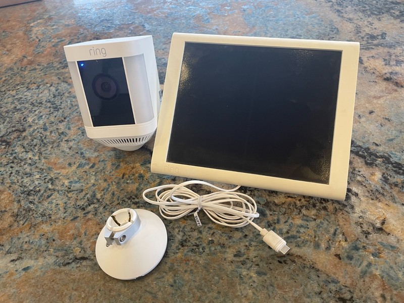 Ring Spotlight Cam PLUS with Solar Panel – Excellent