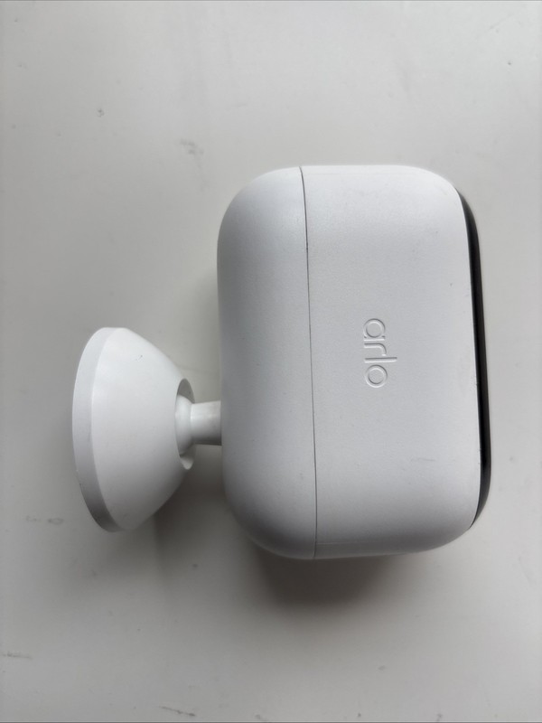 Arlo Essential (2nd Generation) VMC3050 2K Outdoor Camera gallery