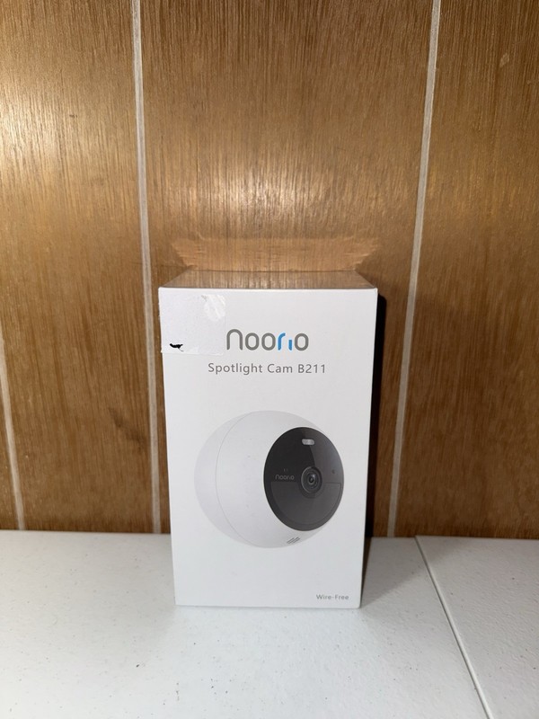 NOORIO Spotlight Cam B211 / Outdoor & Indoor Battery-Powered / Night Vision NEW