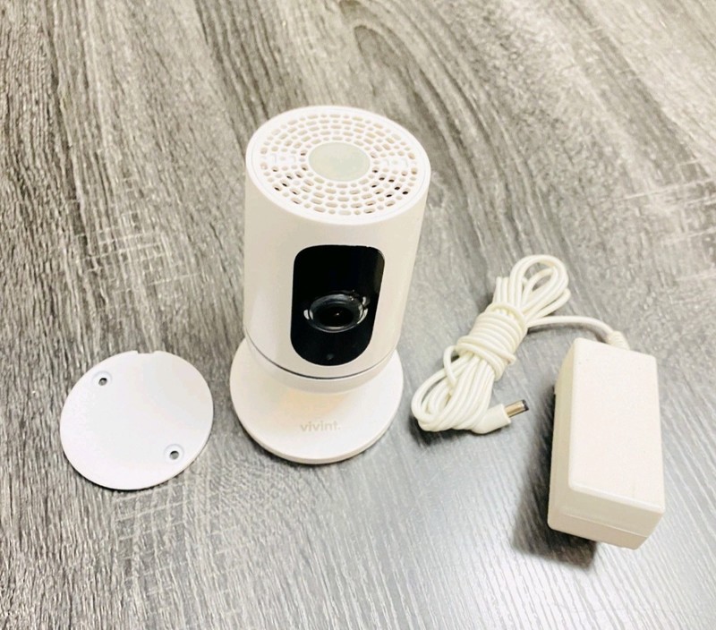 Vivint SmartHome Indoor 1080p Wi‑Fi IP Camera, Wired, White w/ Adapter Bracket