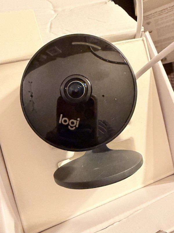 Logitech Circle Indoor IP/Network Security Camera Black USB Color Box/Body gallery