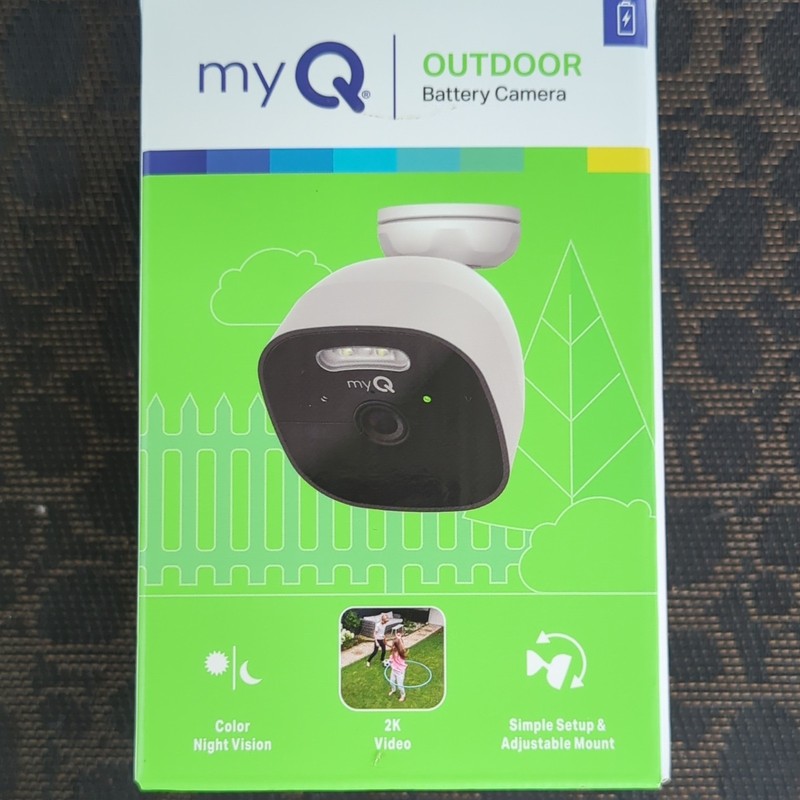 myQ 2K Wireless Outdoor Battery Camera Color Night Vision Spotlight MYQ-C39VXXW