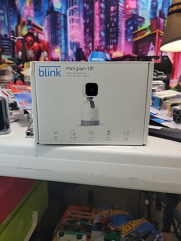 Blink Mini Pan-Tilt Indoor Rotating Plug-In HD Smart Security Camera WHITE
