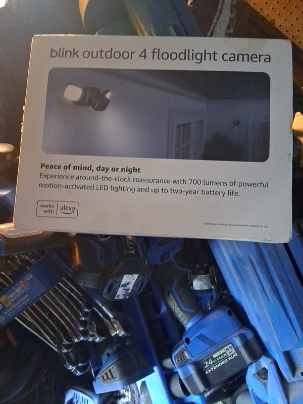 Blink Outdoor 4 Floodlight Camera - Battery-Powered 1080p - Black gallery