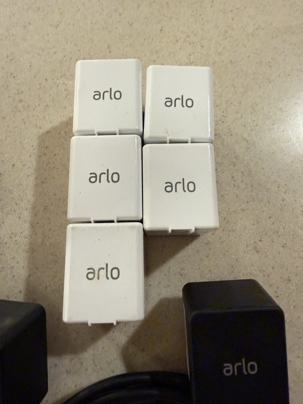 Lot of 5 Netgear Arlo Go VML4030 HD Security Cameras W/cords Untested gallery