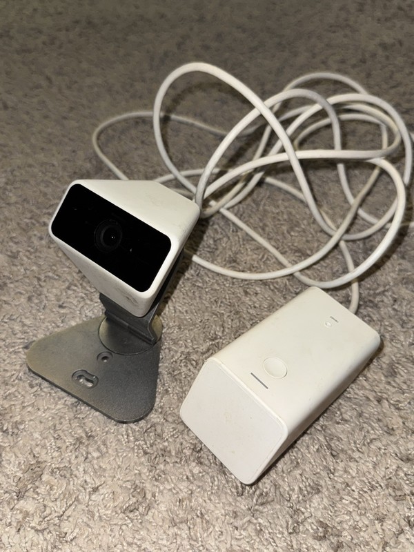 Comcast Xfinity XCAM Security Surveillance Camera with XW4 Power Adapter Untest
