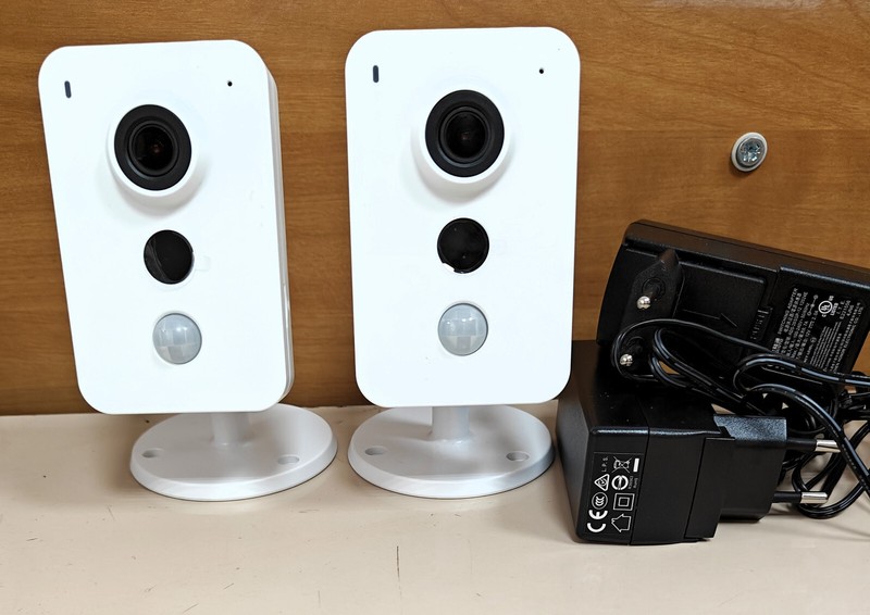 Two cameras Eagle Eye EN-CCUC-001b Indoor Cube 4MP PIR sensor Microphone
