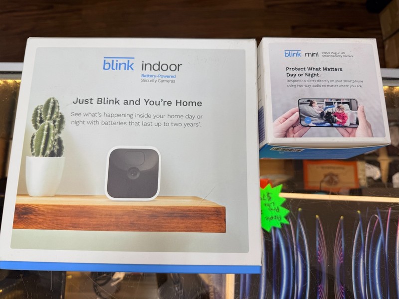 Blink Mini Indoor Cameras Bundle 3 Full Size-1 Mini-Day/Night gallery