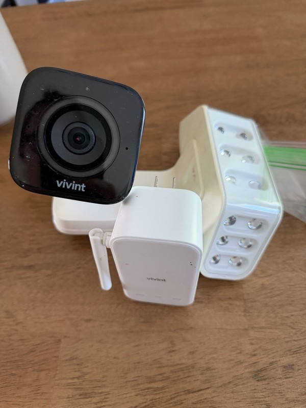 Vivint VS-ODL100-V-HT Outdoor IP Wired Surveillance Camera w/ Light, Wi-Fi