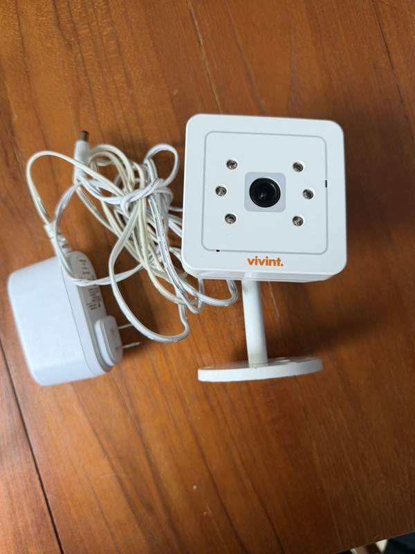 VIVINT SINGLE ADC-V520IR INDOOR WIRELESS SECURITY CAMERA ALARM.COM.