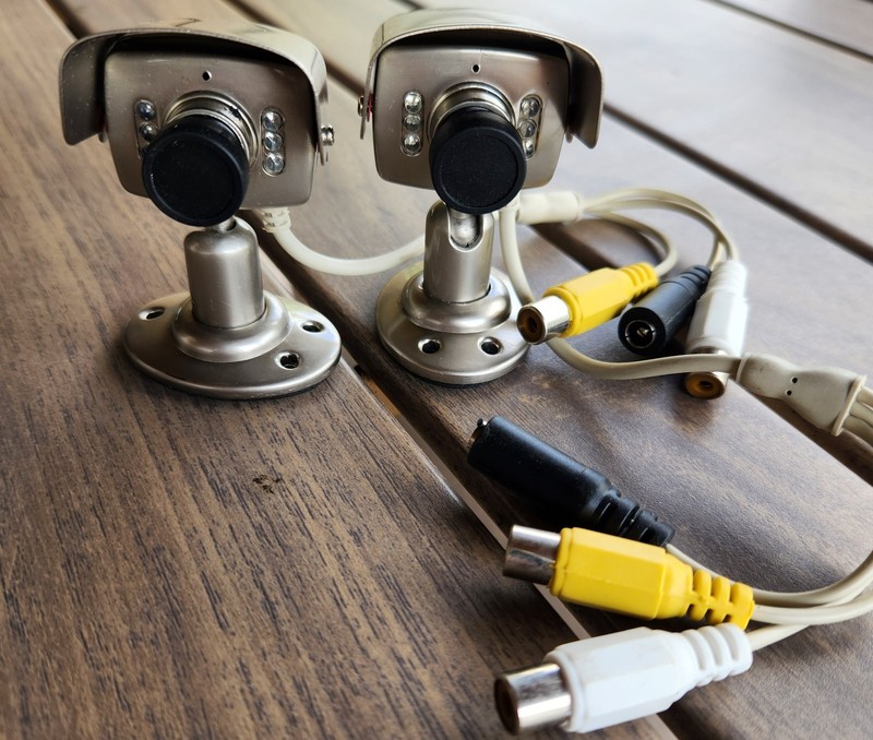 Pair Wired CMOS Color Surveillance Cameras Outdoor Silver 12V Bunkerhill?