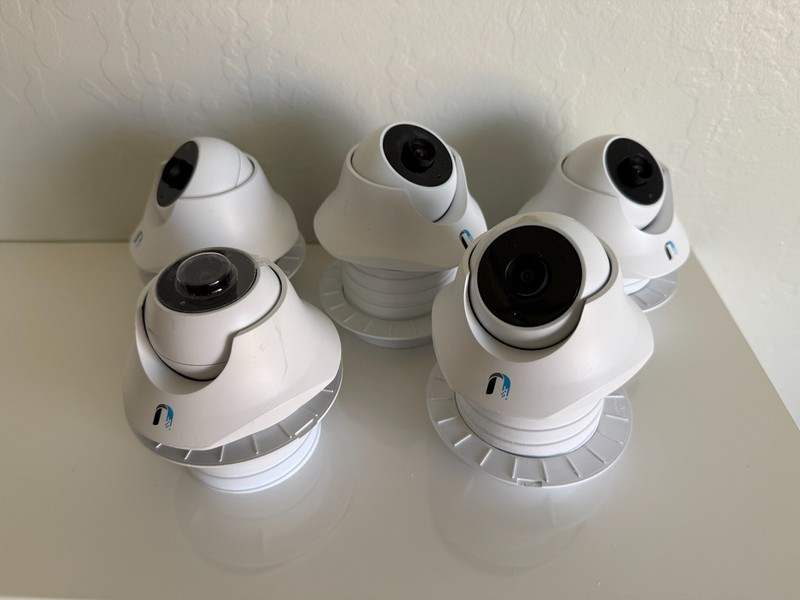 Ubiquiti UniFi Video Camera: UVC-Dome w/ ceiling bracket