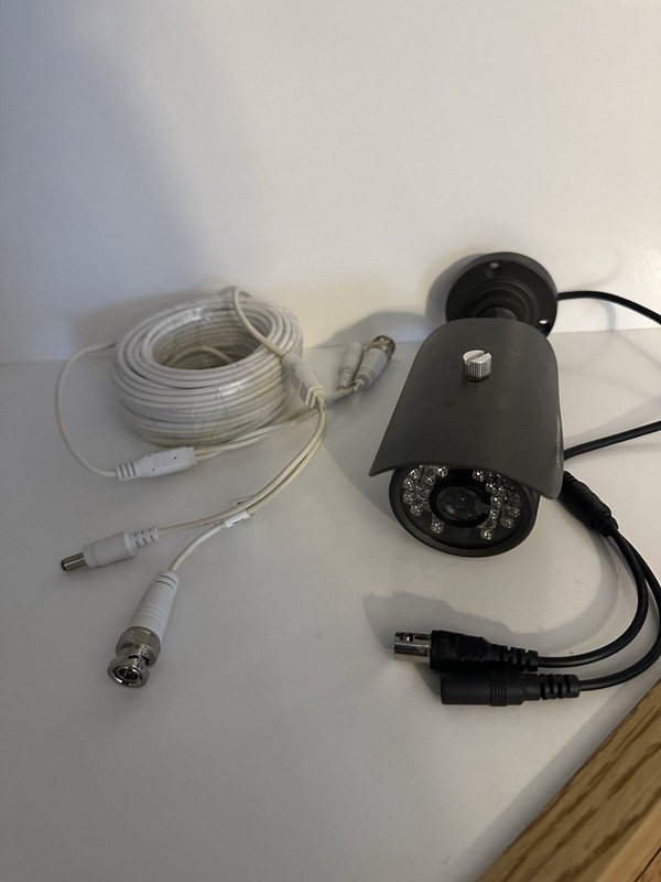 Samsung SDC-5440BCN Weather-Resistant Night Vision Camera / 600 TVLs + BNC Cable gallery