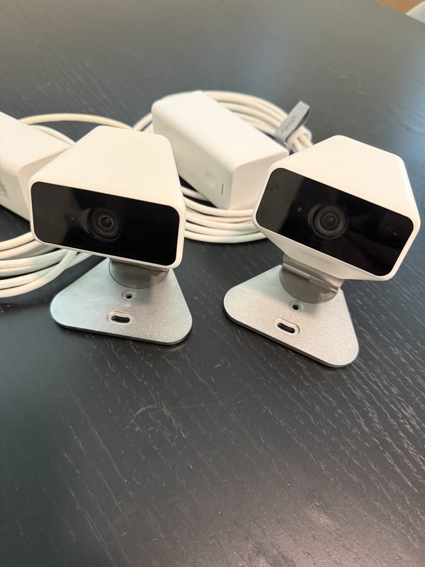 Lot of 2 Xfinity SCHC2AEW WiFi Indoor Security Cameras Working gallery