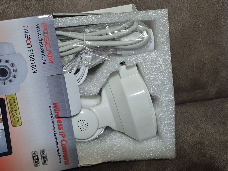 Foscam FI8918W Wireless IP Security Camera Pan Tilt Night Vision w/ Power gallery