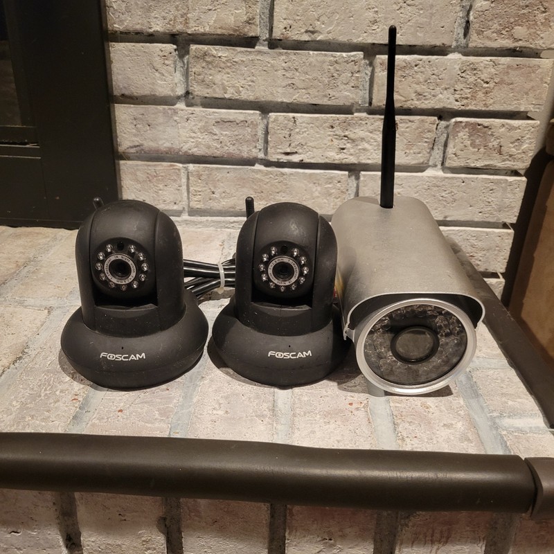 (3) Surveillance IP Cameras Foscam 2 FI9831W 1-FI9805W
