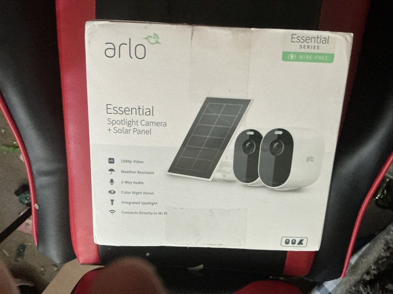 Arlo Essential Spotlight Camera + Solar Pannel Wireless Outdoor Security