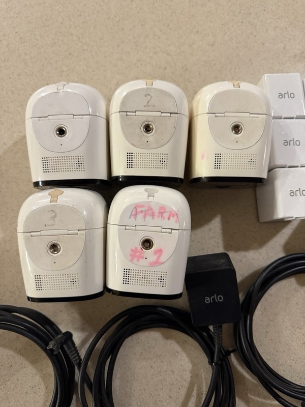 Lot of 5 Netgear Arlo Go VML4030 HD Security Cameras W/cords Untested gallery